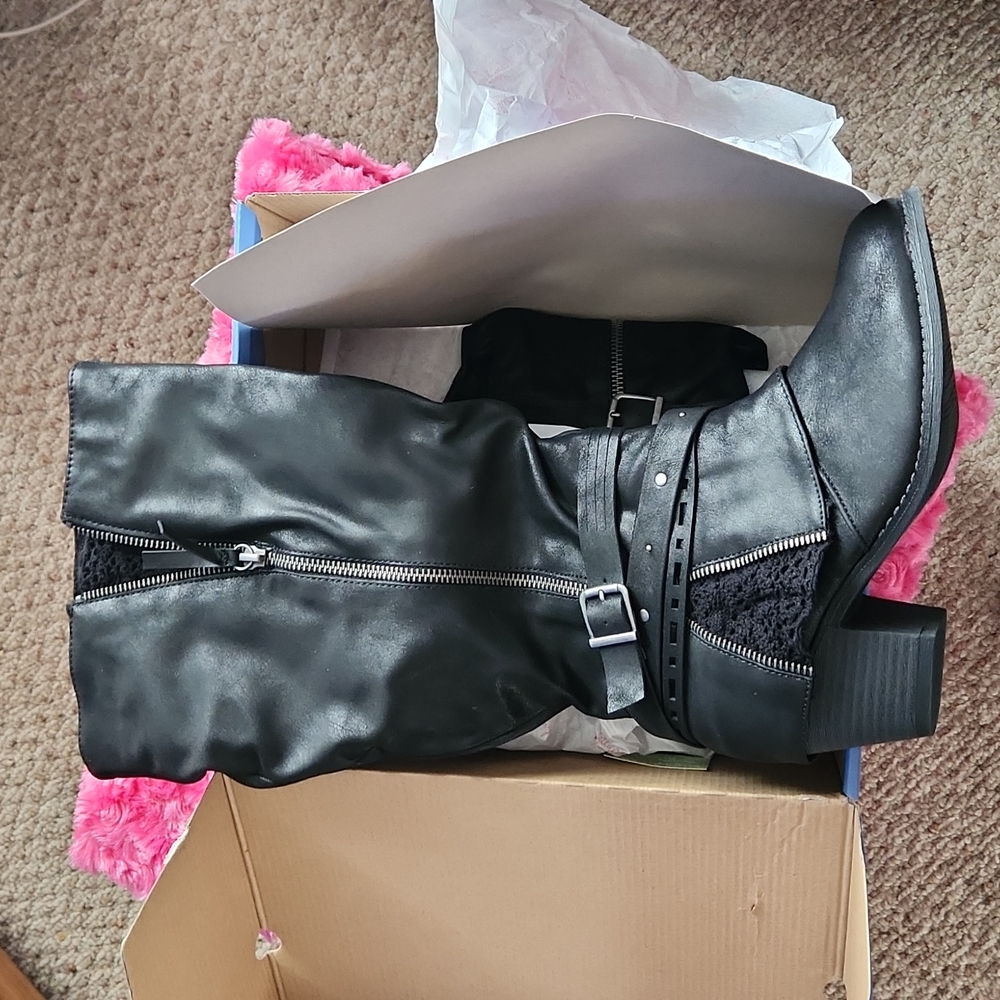 NWOT BLACK DISTRESSED TONNIE WIDECALF BOOTS SIZE 7.5